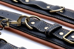 Kunstleder Halsband Handfessel Set bicolor Coax schwarz-braun m. Ziernähten weiches Material von Master Series kaufen
