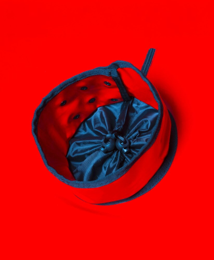 Secret Dome Scandale Sexkabine schwarz-rot stabiles Stecksystem 9 Öffnungen & Halsfessel-Öffnung kaufen