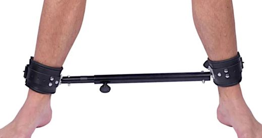 Barre décartement réglable avec menottes en cuir rembourrées 65-120cm avec bouton rotatif réglable de THE RED à bas prix