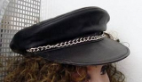 Leder Cap mit Zierkettchen