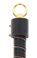 Acheter Fouet Flogger avec rivets noir-doré en cuir synthétique avec une chaîne de perles torsadée sur la poignée et un anneau doré.