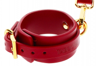 Collare con anelli a D e manette in similpelle rosso-oro, regolabile in materiale morbido e privo di nichel.