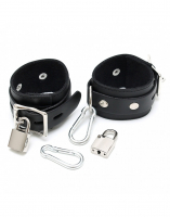 Wrist Restraints w. Locks & Snap Hooks Basic Leather